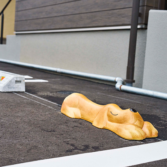 写真：駐車場にある犬の車止め