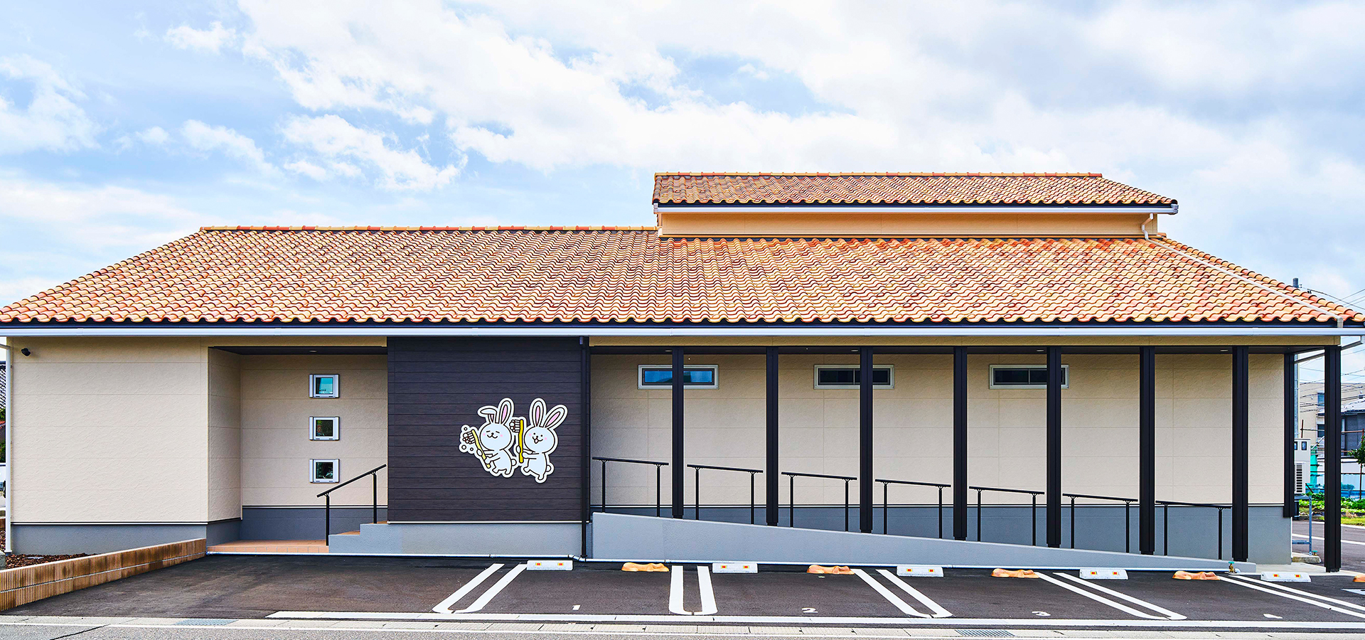 写真：建物外観